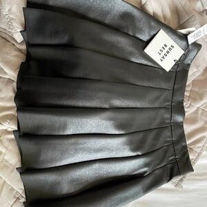 NWT Aritzia Sunday Best Olive Mini 15" Skirt Vegan leather mini skirt Size 4